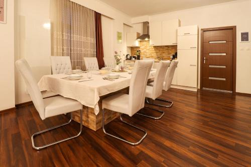Crimmitschau Appartement | Großes, vollausgestattes Apartment für 5 Personen mit WLAN, vollausgestatteter Küche, Waschmaschine und Trockner