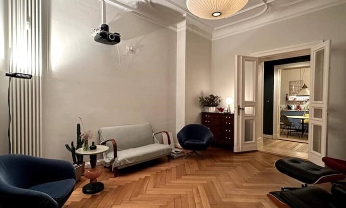 Prenzlauer Berg Appartement | Großzügige Wohnung aus dem 19. Jahrhundert mit Blick auf den Wunderschönen Park