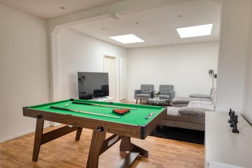 Neumuenster Appartement | Großzügiges City Loft mit Billardtisch