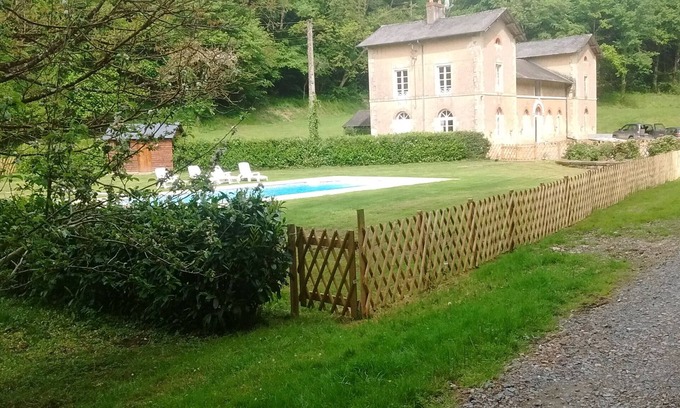 Mont-Saint-Jean Cottage | Le chalet du marié est une maison de vacances isolée avec une piscine chauffée. Idéal pour les familles