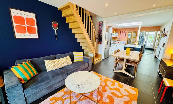 Hallennes-lez-Haubourdin Maison | Groovy House, 10min from Lille, with electronic dart board