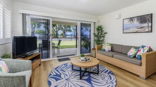 Bongaree Maison | Ground floor air conditioned, fabulous waterviews overlooking Pumicestone Passage