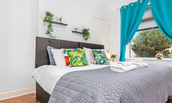 Airdrie Appartement | Ground floor apartment perfect for local contractors