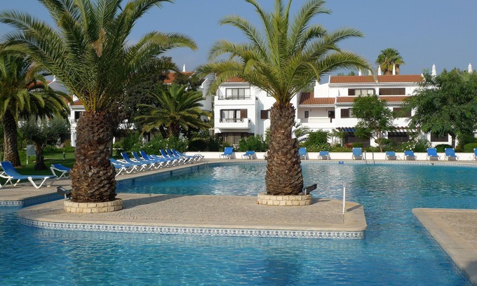 Almancil Appartement | Appartement au rez-de-chaussée donnant sur les jardins paysagers, le lac et la piscine