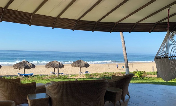 San Pedro Mixtepec Copropriété | Ground floor beachfront, poolside, arguably, the best location you can get.