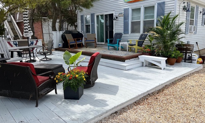 Surf City Maison | Ground Floor Beach Cottage, block from ocean, shops & restaurants