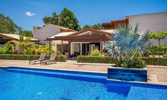 Avellanas Beach Copropriété | Ground-floor condo with AC, pool views, on-site outdoor pool and plunge pool
