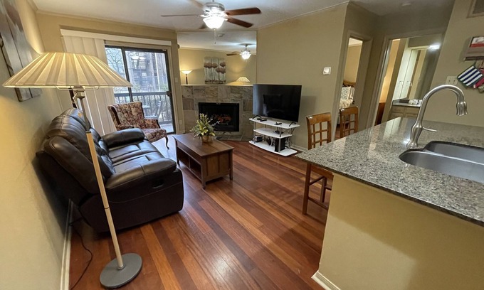 Waters Park Copropriété | Ground Floor Condo in Gated Quiet Complex near the Domain, King Bed