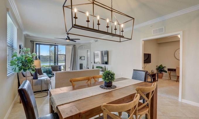 Lakewood Ranch Copropriété | GROUND FLOOR End unit 2 Bed/2bath+Den, Beautiful water view, 2 Golf Courses