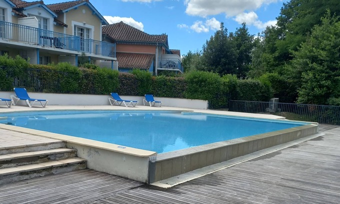 Marciac Appartement | ground floor . Lake view. Heated swimming pool. Covered terrace.
