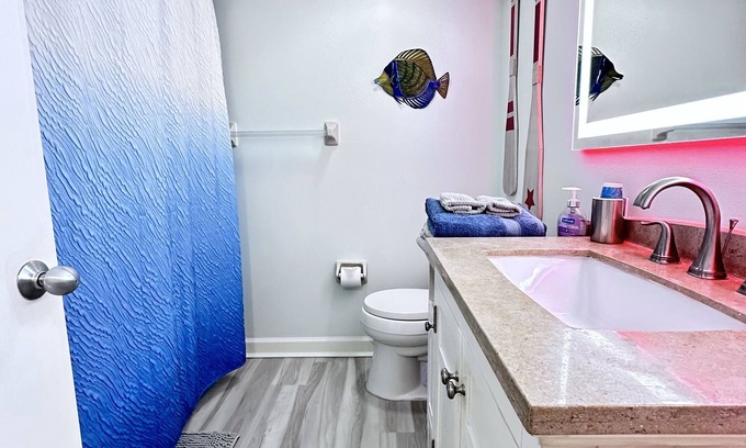 Cocoa Beach Copropriété | Ground Floor Open Modern, Architecturally Redesigned Just Steps from the Beach.