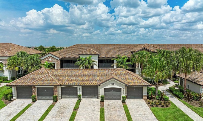 Lakewood Ranch Maison | Ground Floor Veranda - Lakewood National GC - 2BR + Den + Garage + Driveway
