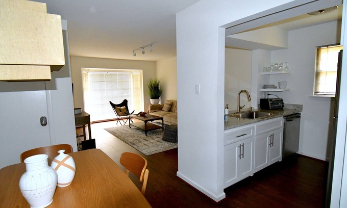 Highland Park Appartement | Rez-de-chaussée Deux (1BR / BA) appartements, 6 couchages, parking