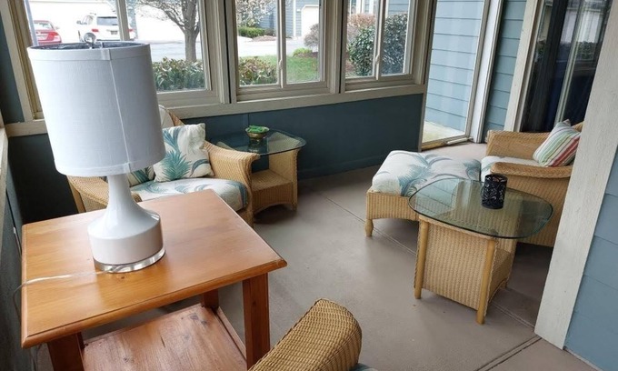 Lewes Copropriété | Ground Level Beach Condo Porch Parking Clean