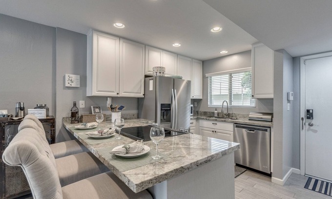 South Scottsdale Copropriété | Ground Level Beautiful Remodeled Condo in Resort Setting In Downtown Scottsdale.