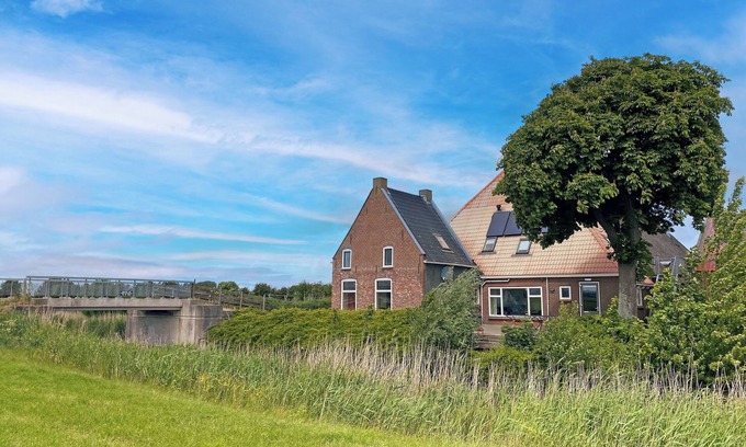 Sint Annaparochie Maison | Group accommodation in Friesland on Blikvaart