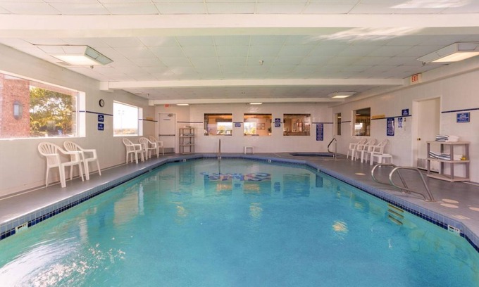 Warrenton Maison | GROUP ESCAPE! TWO COMFY UNITS, POOL, SAUNA