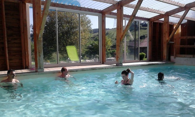 Saint-Christophe-dʼAllier Cottage | Gite de groupe de 27 personnes avec piscine couverte bassin chauffé à l'année