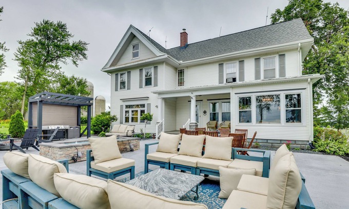 Mount Horeb Maison | Group Getaway: Luxe Farmhouse in Mt Horeb!
