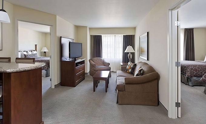 Vance Jackson Appartement | Group Getaway! TWO Comfortable 2BR Suites, Free Breakfast, Pet-friendly, Pool!