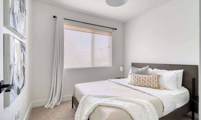 Humboldt Appartement | Private Floor in Magazine Worthy Humboldt Apt Bldg