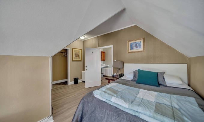 Marmora Appartement | Group stay home @Marmora and Lake Inn B & B with Indoor Pool.