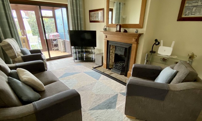 Leigh-on-Sea Maison | Grove Bungalow, Eastwood, Leigh-on-Sea. Situated In Quiet Cul-de-Sac