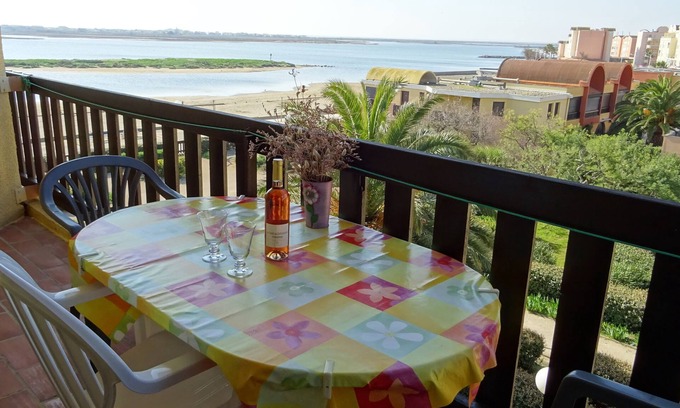 Port Rive Gauche Appartement | Gruissan Appt T2 les pieds dans l'eau avec jolie vue sur la plage du Grazel