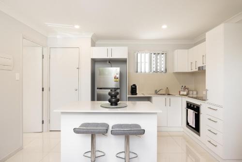 Rocklea Appartement | GST Credits! AC! Shops! Parking! Espresso! 535F1