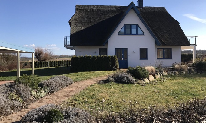 Grubnow Maison | Vue garantie sur le lac - maison au toit de chaume sur Liddower Strom