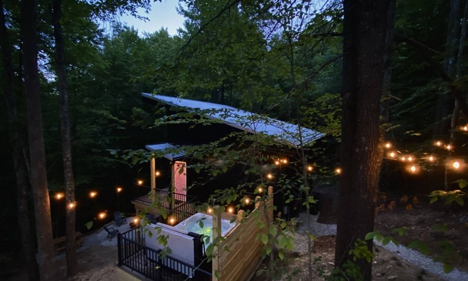 Rogers Maison | Canopy 9 | Hammocks, Hot Tub & Mid-Century Vibes