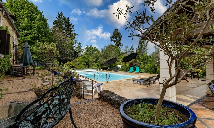 Saint-Amand-de-Vergt Maison | Guest House 'Chambre D'hôtes Magnolia' with Shared Pool, Shared Terrace and Wi-Fi