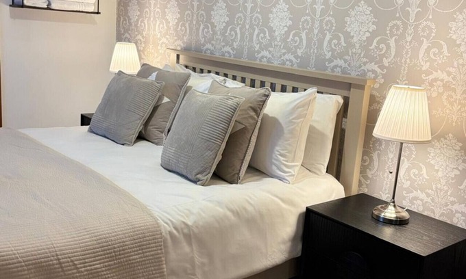 Malahide Maison | Guest House beside Malahide Castle! Cozy en-suite double room. 15 mins from Dublin Airport