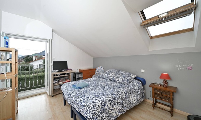 Lourdes Lit Et Petit-Déjeuner | Maison d'hôtes 'Chambre D'hôtes Avec Balcon - 2 Prs' avec vue sur montagne, terrasse et Wi-Fi