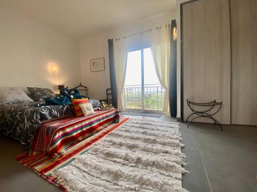 Roullens Maison | Guest-house de l’amandier - Vue cité médiévale