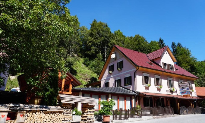 Cerkno Maison | Guest House Gostišče Gačnk V Logu