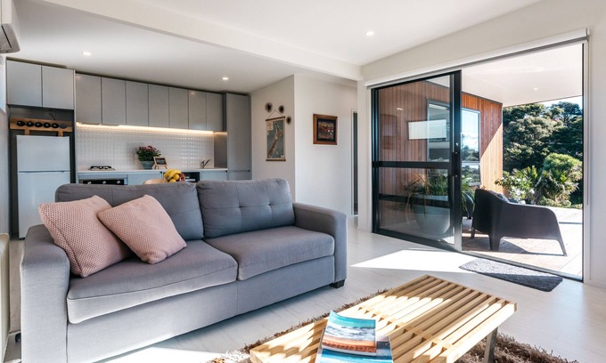 Waiheke Island Maison | Guest House on Queens