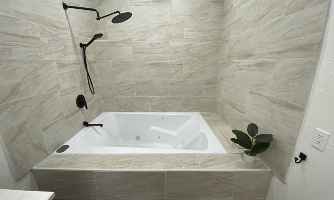 Batesville Maison | Guest house with big Jacuzzi