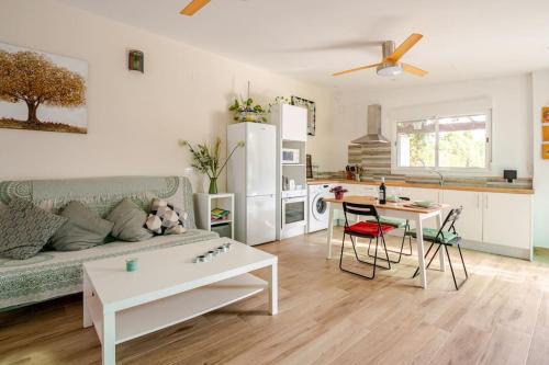 Dos Hermanas Appartement | Guest house with shared pool.