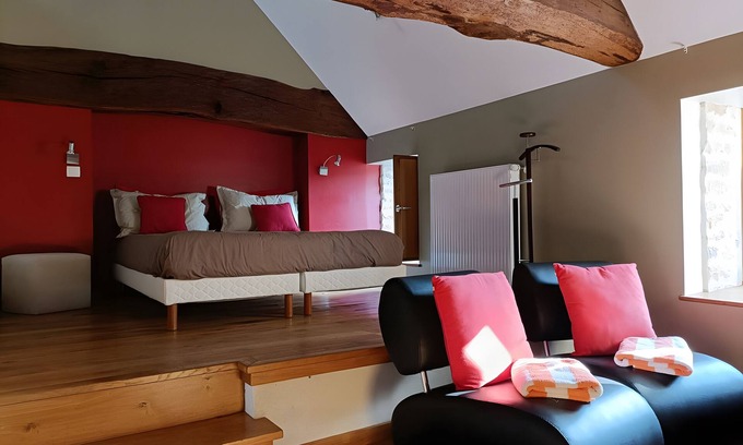 Beaumont-sur-Grosne Lit Et Petit-Déjeuner | Guest Room 'Carmin' with Shared Pool, Shared Terrace and Wi-Fi