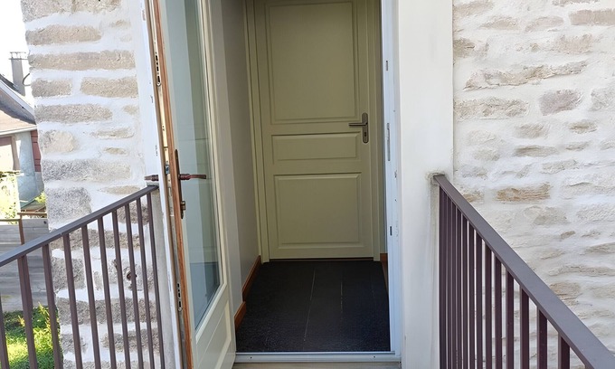 Beaumont-sur-Grosne Lit Et Petit-Déjeuner | Guest Room "Chambre Chocolat" with Shared Pool, Shared Terrace and Wi-Fi