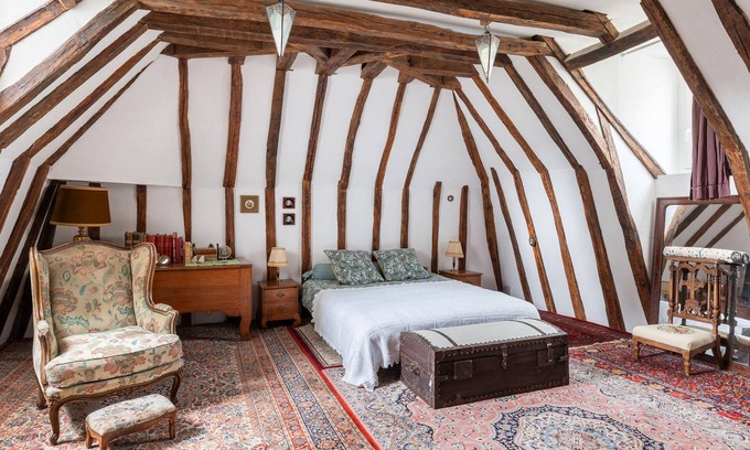 Clere-les-Pins Lit Et Petit-Déjeuner | Guest Room 'La Mansarde' with Shared Garden and Wi-Fi