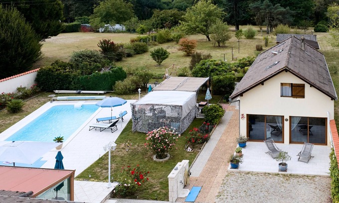 Mouleydier Lit Et Petit-Déjeuner | Guest Room Les Tuilières with Private Pool and Air Conditioning in Dordogne