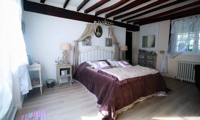 Suzay Lit Et Petit-Déjeuner | Chambre d'hôtes "Marie Antoinette" avec petit déjeuner, piscine, terrasse privée et Wi-Fi
