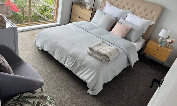 Westmeadows Appartement | Guest Suite with Private Entrance- 6 Minutes to Airport!