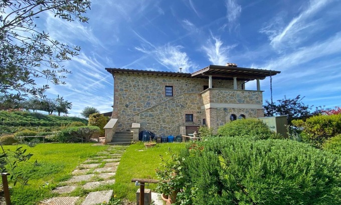 Castiglione del Lago Appartement | GuestHost - Il Glicine, apt with garden and pool