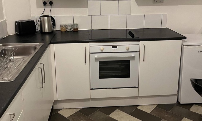 North Bitchburn Maison | Guesthouse-2br-parking-wifi-toiletriesprovided