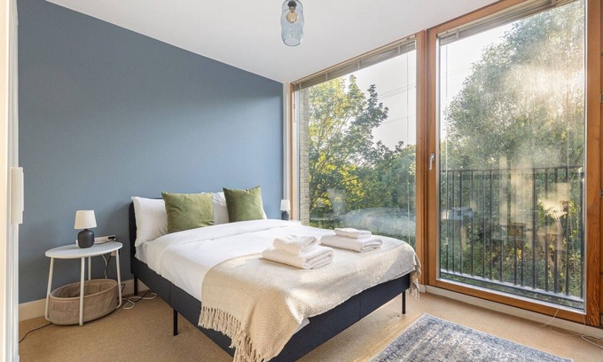 Merton Appartement | GuestReady – Peaceful stay with scenic green views