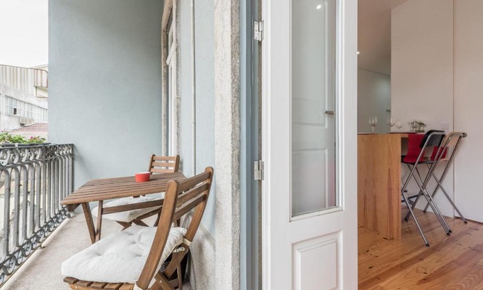 Centro / Baixa Appartement | GuestReady - Soft Linen Balcony