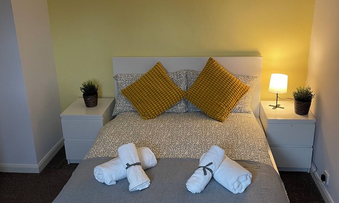 Netley Maison | Guests house with garden and 2x car park